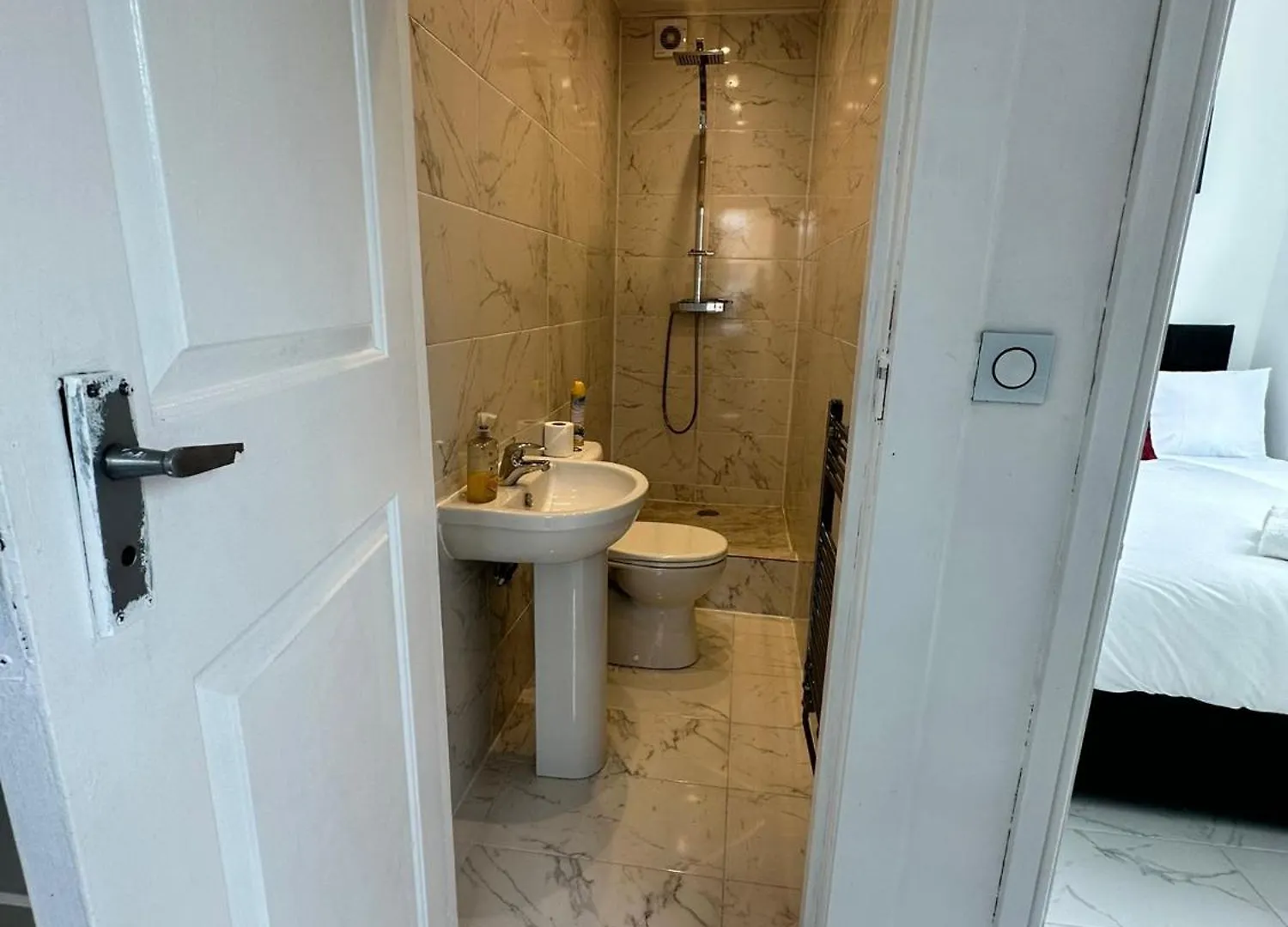 Millais Road 3 Bedroom Flat Londra