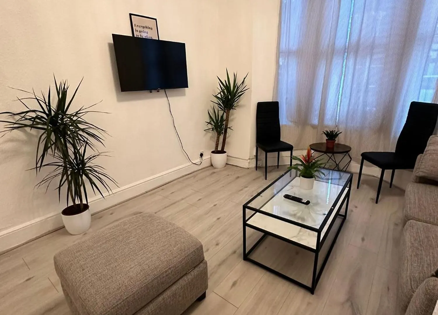 Millais Road 3 Bedroom Flat Londra 0*,
