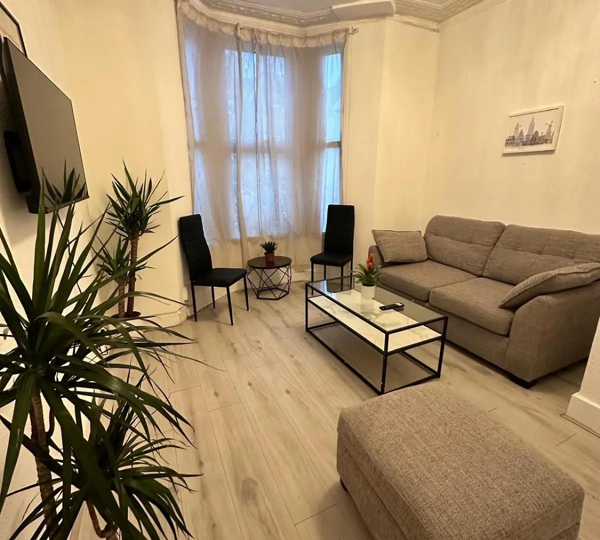 Appartamento Millais Road 3 Bedroom Flat Londra
