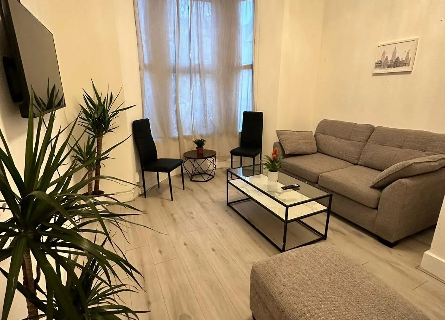 Appartamento Millais Road 3 Bedroom Flat Londra
