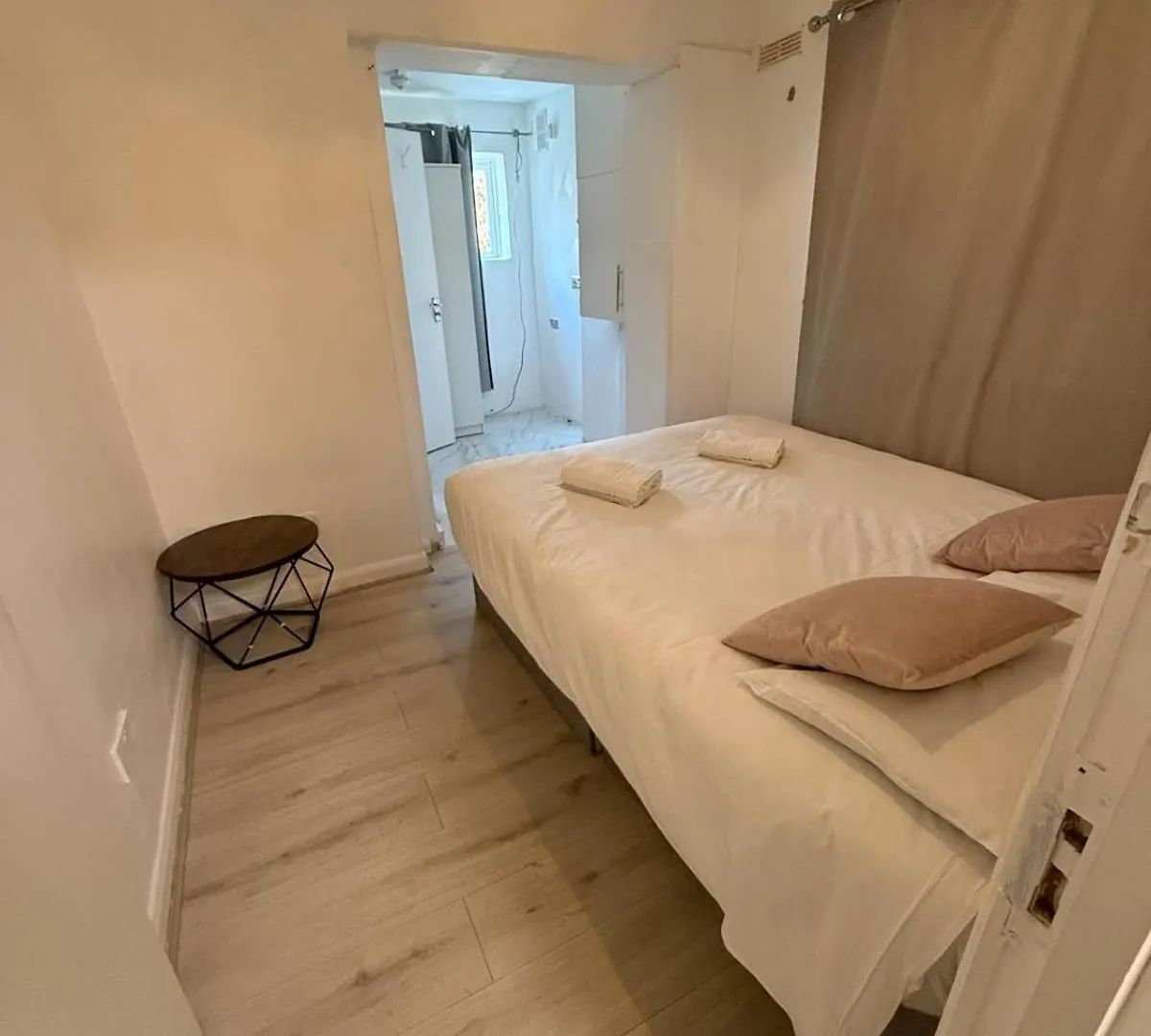 Appartamento Millais Road 3 Bedroom Flat Londra